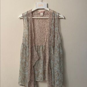 Band of Gypsies Floral Sleeveless Blouse in Cream and Brown baby blue